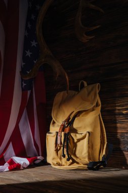 sırt çantası, boynuzları ve ahşap yüzey, seyahat kavramı üzerinde Amerikan bayrağı 