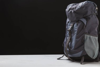siyah arka planda, seyahat kavramı trekking için sırt çantası 