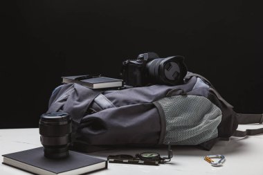 sırt çantası, fotoğraf makinesi ve siyah trekking ekipman