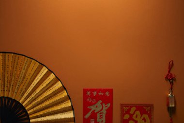 kahverengi zemin, Çin yeni yılı kompozisyon üzerinde hiyeroglifler ile fan üstten görünüm