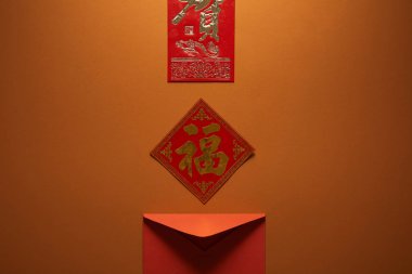 Kırmızı zarf ve hiyeroglif kahverengi arka planda, Çin yeni yılı konsept 