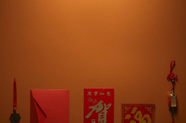 Kırmızı zarf, altın Çin süslemeleri ve hiyeroglif kahverengi zemin üzerine