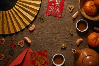 Çin yeni yılı kompozisyon ahşap masa üzerinde üstten görünüm 