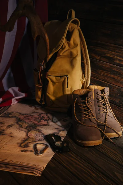 Vista Cerca Botas Trekking Equipo Senderismo Mapa Mochila Bandera Americana — Foto de Stock