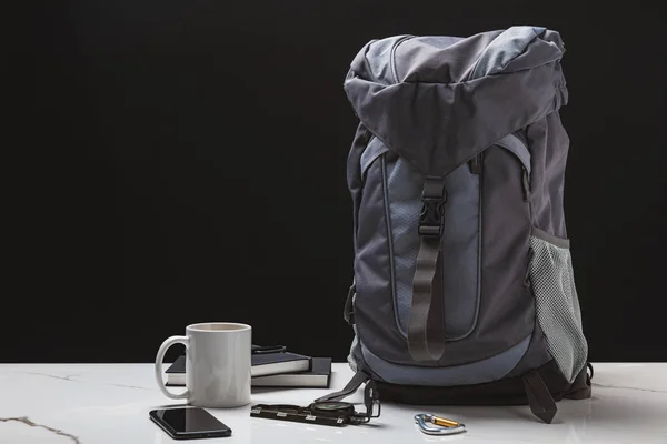 Plecak Smartphone Puchar Notebooki Kompas Czarno Koncepcja Podróży — Zdjęcie stockowe