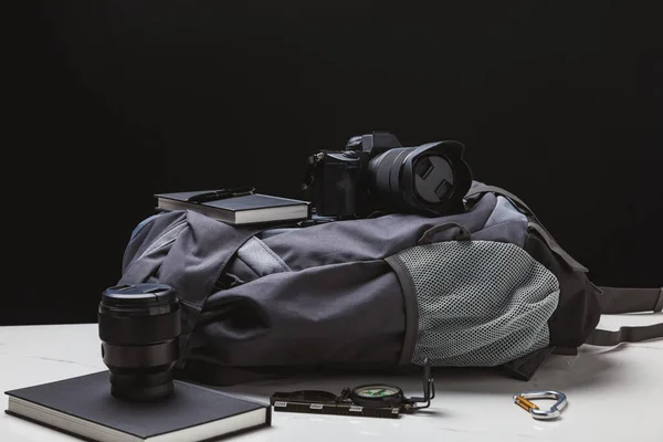 Rucksack Fotokamera Und Wanderausrüstung Auf Schwarz — Stockfoto