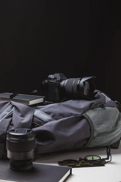 Mochila Cámara Fotográfica Con Lente Cuadernos Con Pluma Brújula Negro —  Fotos de Stock