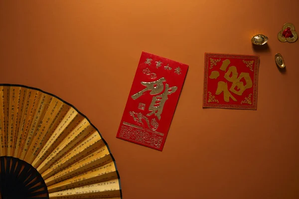 Вид Зверху Вентилятора Ієрогліфами Золотими Прикрасами Коричневому Фоні Китайська Новорічна — стокове фото