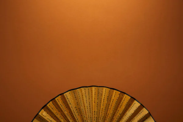 Κάτοψη Των Παραδοσιακών Χρυσή Κινεζική Ανεμιστήρα Ιερογλυφικά Καφέ Φόντο — Φωτογραφία Αρχείου