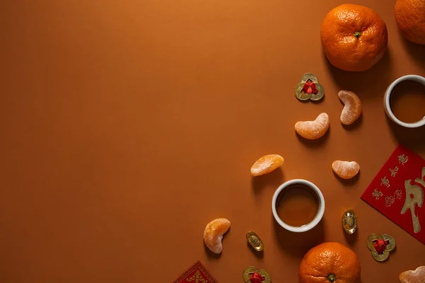 Vista Superior Tangerinas Maduras Frescas Xícaras Chá Decorações Chinesas Tradicionais — Fotografia de Stock