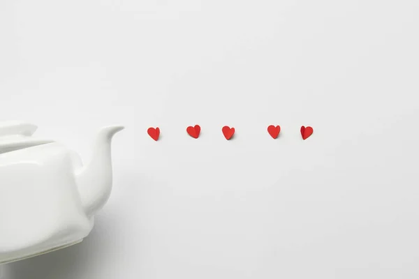 Draufsicht Auf Teekanne Und Rotes Papier Geschnitten Herzen Auf Weißem — Stockfoto
