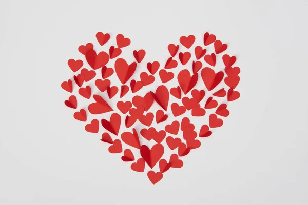 Hjärtformade Arrangemang Små Röda Papper Skära Hjärtan Isolerad Vit — Stockfoto