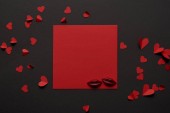 Ansicht der roten leeren Karte mit Schokoladenlippen und Herzen aus Papier 