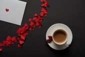Ansicht der weißen Grußkarte mit roten Herzen aus Papier und einer Tasse Kaffee 