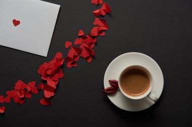 Kırmızı kağıt ile beyaz tebrik kartı üstten görünüm kalpler kesip kahve 