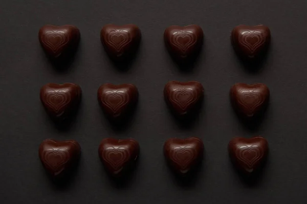 Top View Γλυκό Σοκολάτας Καρδιές Μαύρο Φόντο — Φωτογραφία Αρχείου