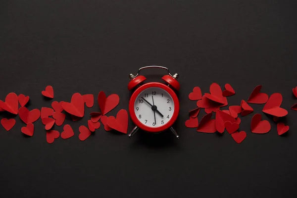 Vista Superior Relógio Papel Vermelho Cortar Corações Decorativos Fundo Preto — Fotografia de Stock