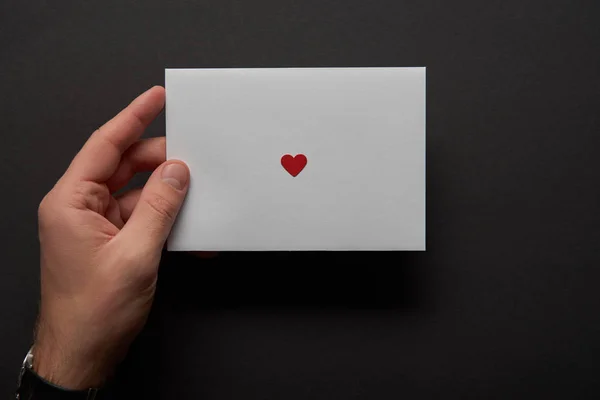 Cropped View Man Holding White Greeting Card Red Heart Sign — Stock Photo, Image