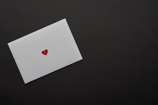 Siyah Izole Kırmızı Kalp Işareti Ile Beyaz Tebrik Kartı Üstten — Stok fotoğraf