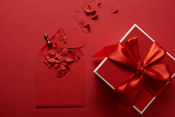 Ansicht Der Geschenkschachtel Mit Satinband Und Papiergeschnittenen Herzen Mit Umschlag — Stockfoto