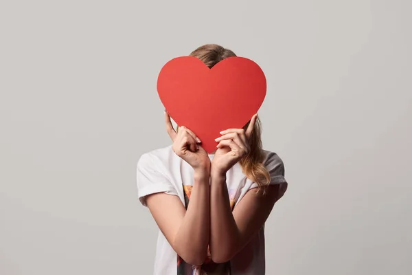 Menina Com Rosto Obscuro Papel Vazio Cortado Cartão Cardíaco Isolado — Fotografia de Stock