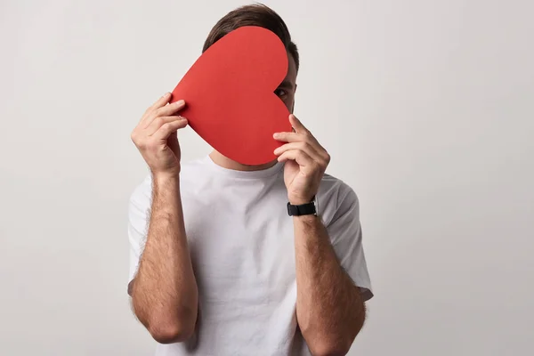 Hombre Ocultar Cara Detrás Papel Rojo Vacío Tarjeta Corazón Cortado — Foto de Stock