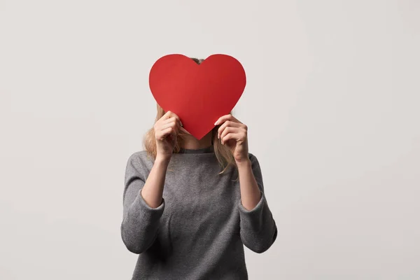 Chica Ocultar Cara Detrás Papel Rojo Vacío Cortar Tarjeta Corazón —  Fotos de Stock