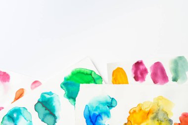 üstten görünüm soyut suluboya pembe, sarı, yeşil ve mavi beyaz arka plan üzerinde döküntüler