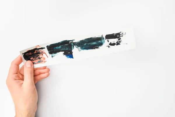 Hombre Sosteniendo Papel Con Pinceladas Acuarela Abstractas Sobre Fondo Blanco — Foto de Stock