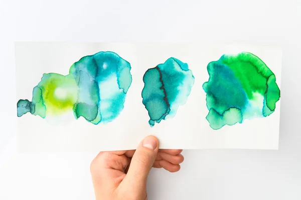 Homme Tenant Papier Avec Aquarelle Abstraite Bleu Vert Déversements Sur — Photo