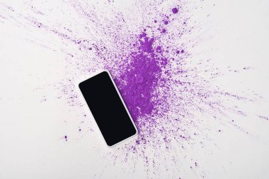 boş ekran ve patlama mor holi tozu ile smartphone üstten görünüm beyaz arka plan üzerinde