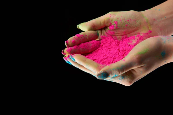 Beskuren Bild Vuxen Kvinna Med Rosa Holi Pulver Isolerade Svart — Stockfoto