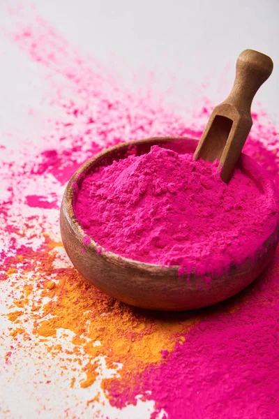 Selektiver Fokus Der Holzschale Mit Rosa Holi Puder Auf Weißem — Stockfoto