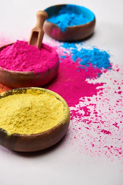 Houten Spatel Kommen Met Veelkleurige Holi Poeder Witte Achtergrond — Stockfoto