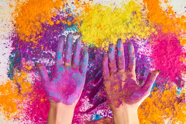 Beskuren Bild Kvinna Visar Händer Mångfärgade Holi Pulver — Stockfoto