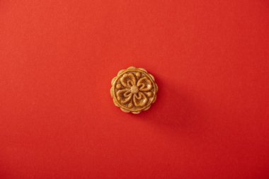 Geleneksel Çince mooncake kırmızı izole üstten görünüm