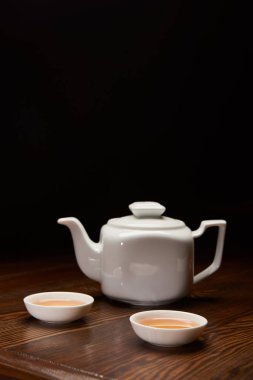 Çaydanlık ve bardak ile geleneksel Çin çay siyah kopya alanı ile izole