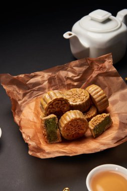 Geleneksel Çin mooncakes çay potu ile seçici odak