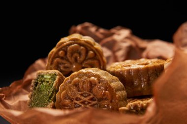 seçici odak üstünde siyah izole geleneksel Çin mooncakes