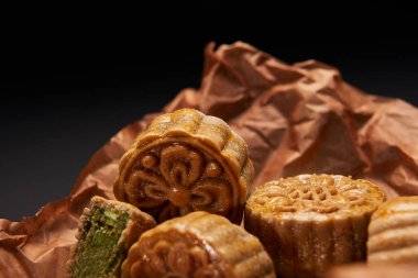 Geleneksel Çin mooncakes siyah izole, yakın çekim