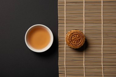 bambu masa mat üzerinde mooncake ve çay üstten görünüm