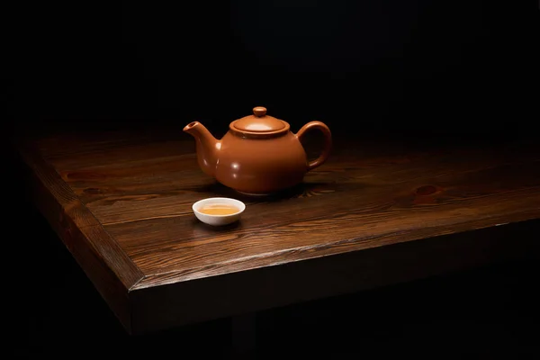 Panela Com Chá Tradicional Chinês Xícara Mesa Madeira Isolada Preto — Fotografia de Stock
