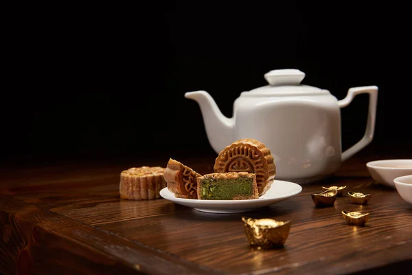 Tradicionales Deliciosos Pasteles Luna Chinos Tetera Lingotes Oro Mesa Madera — Foto de Stock