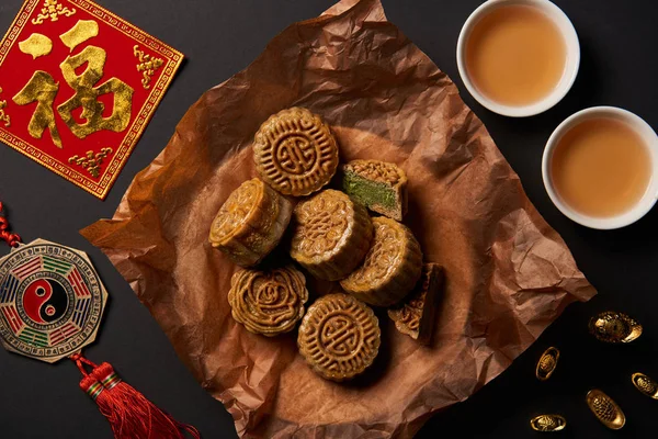 Hagyományos Mooncakes Kínai Talizmánok Elszigetelt Fekete Tea Felülnézet — Stock Fotó