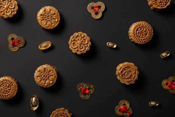 Top View Traditional Mooncakes Feng Shui Coins Isolated Black — Stock Photo, Image
