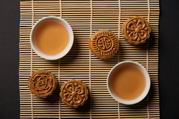Top View Traditional Mooncakes Tea Cups Bamboo Table Mat — Stock Photo, Image
