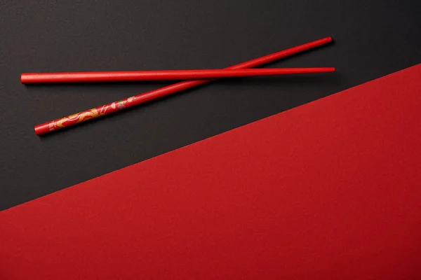 Top View Chopsticks Red Black Background Copy Space — Stock Photo, Image