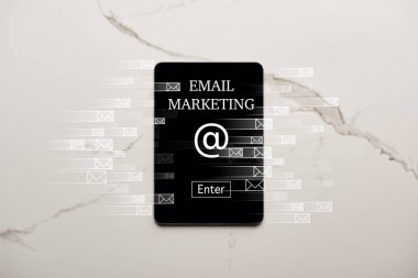 e-posta pazarlama resimde beyaz mermer yüzeyi ile dijital tablet üstten görünüm