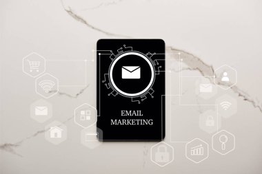 e-posta pazarlama resimde beyaz mermer yüzeyi ile dijital tablet üstten görünüm