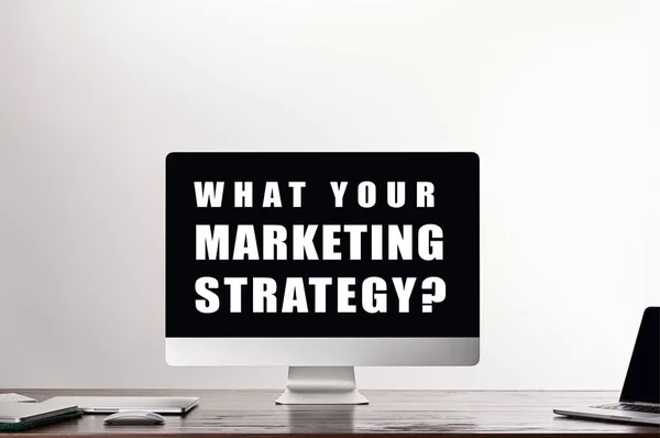 Computador Com Que Sua Estratégia Marketing Pergunta Tela Local Trabalho — Fotografia de Stock
